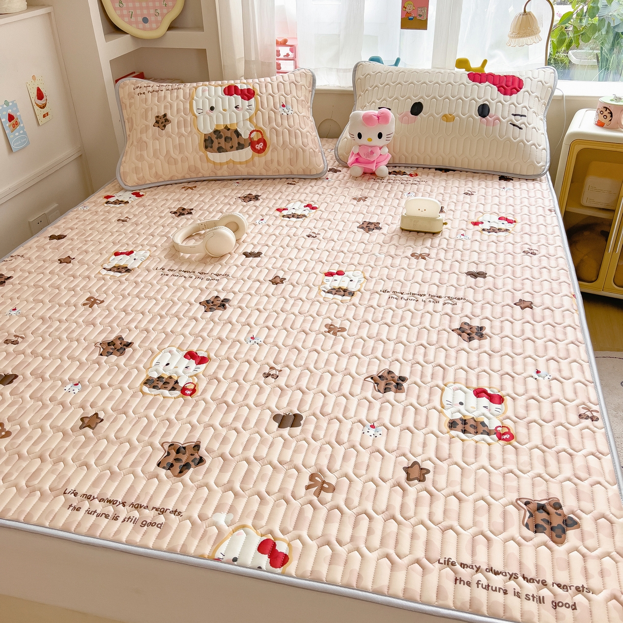 91家纺网 家纺一手货源 找家纺 摩妮卡 2026新款数码大版小清新乳胶凉席床席款三件套-场景二 趣巧小猫咪-咖