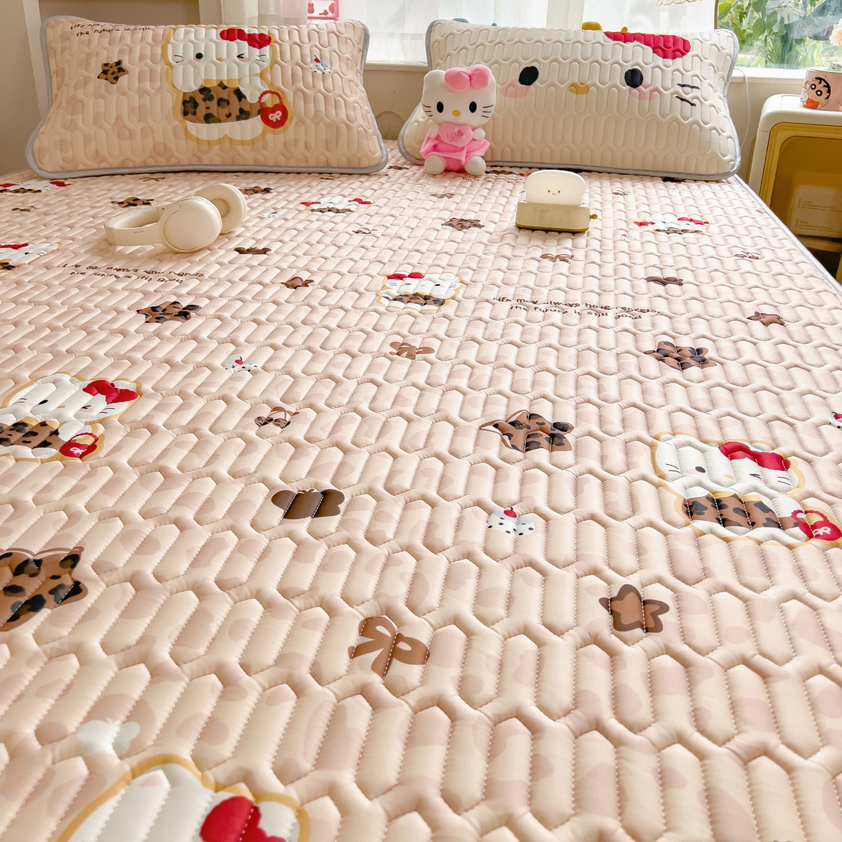 91家纺网 家纺一手货源 找家纺 摩妮卡 2026新款数码大版小清新乳胶凉席床席款三件套-场景二 趣巧小猫咪-咖