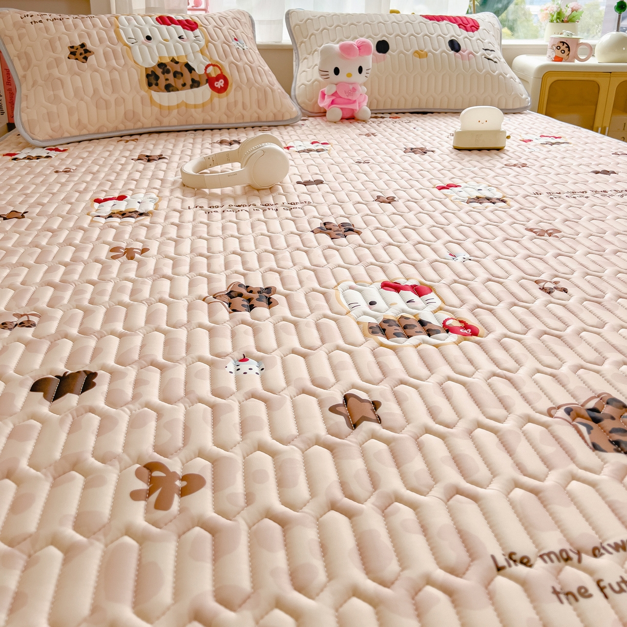 91家纺网 家纺一手货源 找家纺 摩妮卡 2026新款数码大版小清新乳胶凉席床席款三件套-场景二 趣巧小猫咪-咖