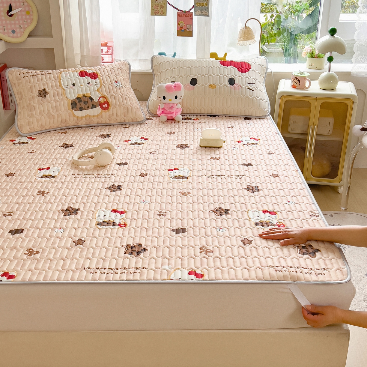 91家纺网 家纺一手货源 找家纺 摩妮卡 2026新款数码大版小清新乳胶凉席床席款三件套-场景二 趣巧小猫咪-咖