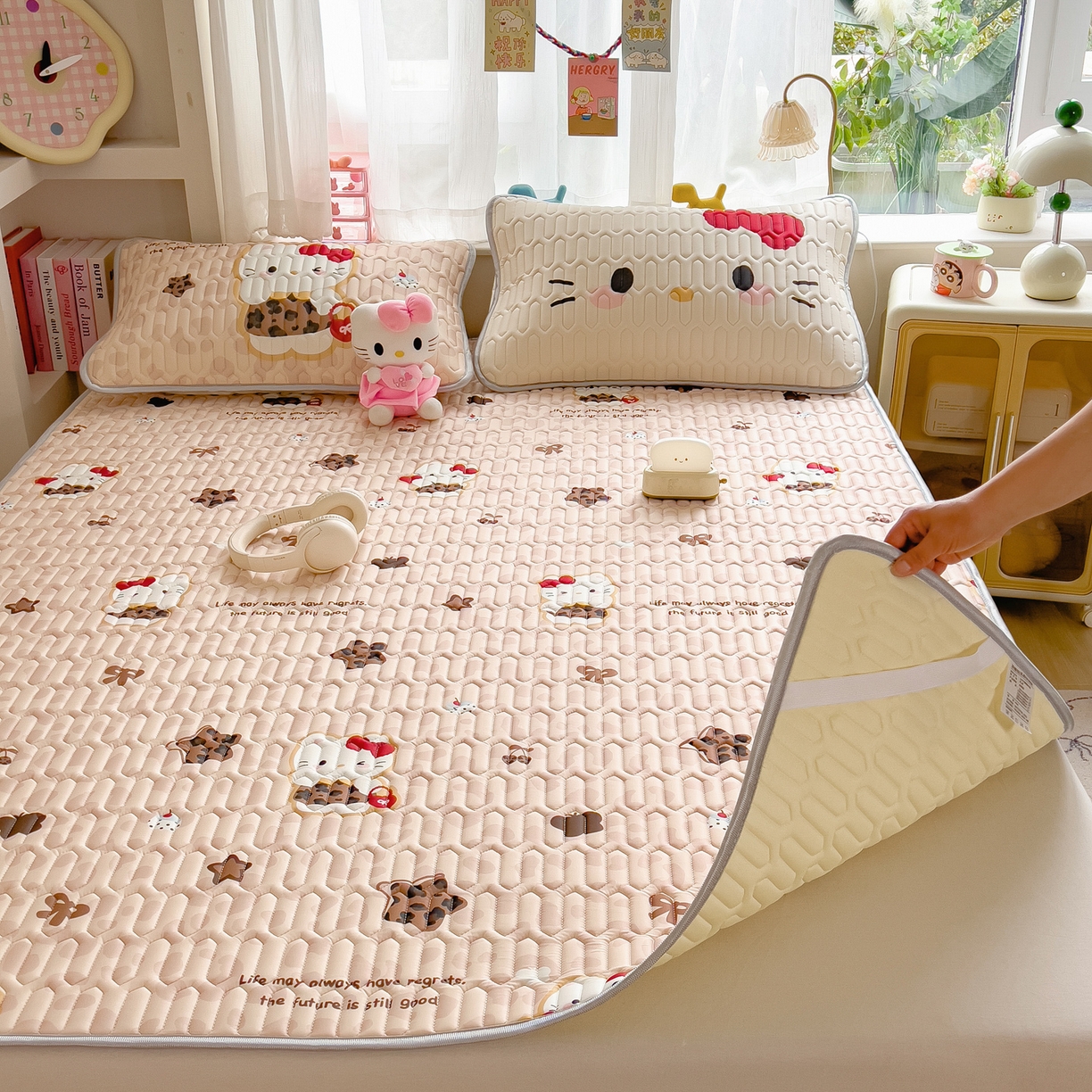 91家纺网 家纺一手货源 找家纺 摩妮卡 2026新款数码大版小清新乳胶凉席床席款三件套-场景二 趣巧小猫咪-咖