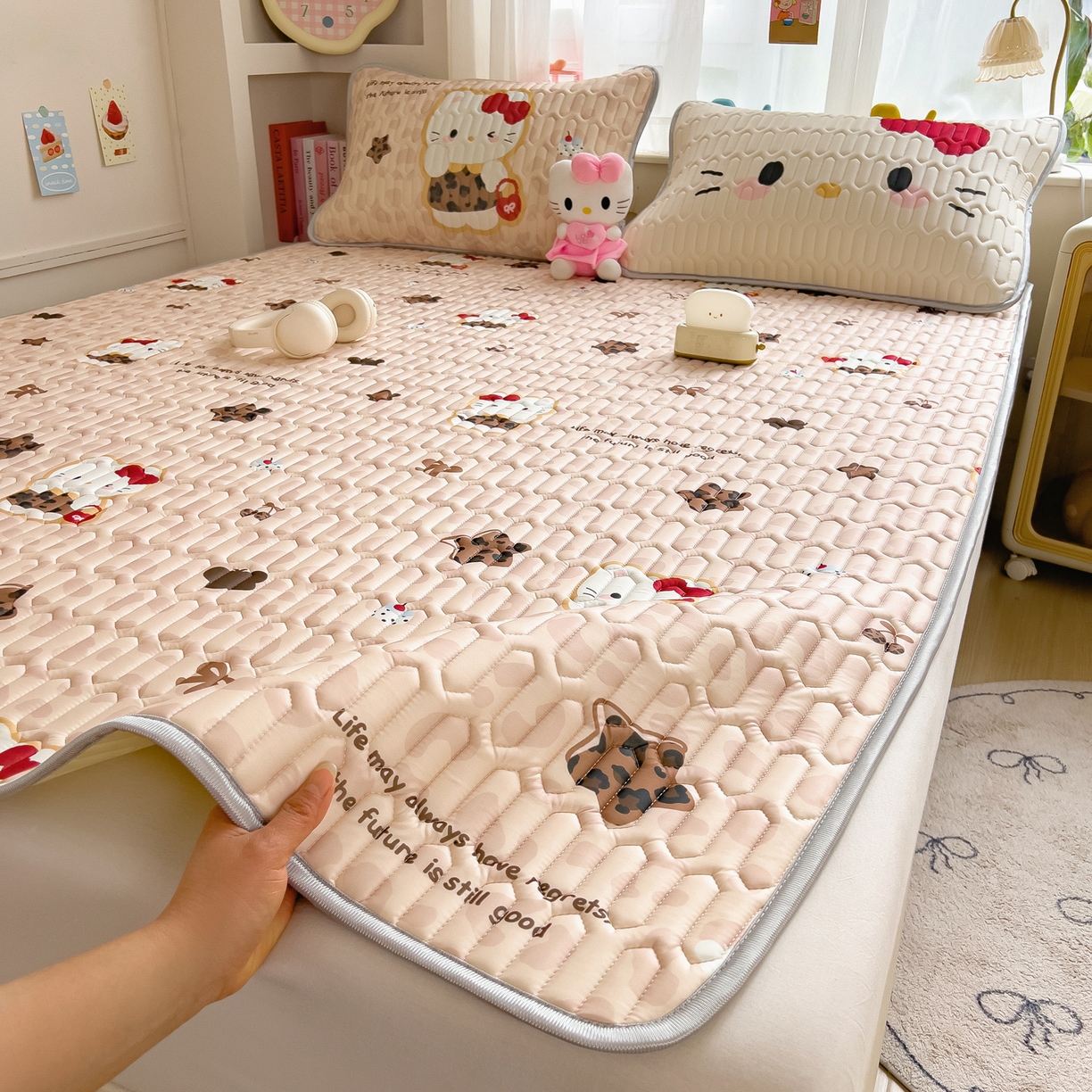 91家纺网 家纺一手货源 找家纺 摩妮卡 2026新款数码大版小清新乳胶凉席床席款三件套-场景二 趣巧小猫咪-咖