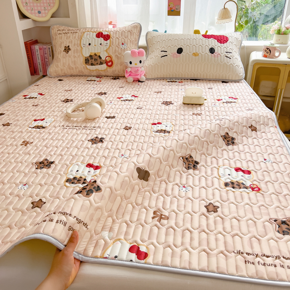 91家纺网 家纺一手货源 找家纺 摩妮卡 2026新款数码大版小清新乳胶凉席床席款三件套-场景二 趣巧小猫咪-咖