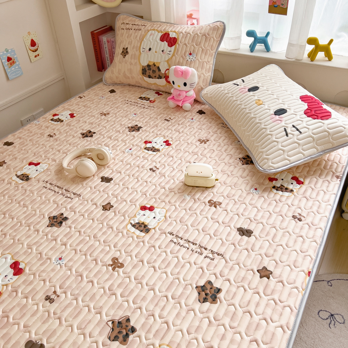 91家纺网 家纺一手货源 找家纺 摩妮卡 2026新款数码大版小清新乳胶凉席床席款三件套-场景二 趣巧小猫咪-咖