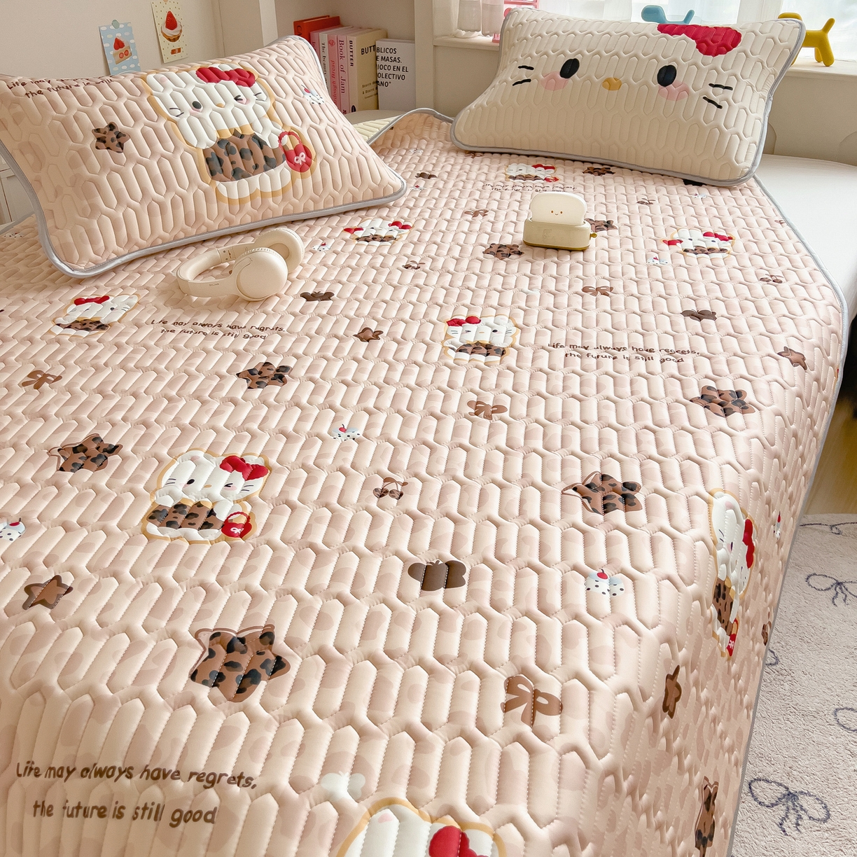 91家纺网 家纺一手货源 找家纺 摩妮卡 2026新款数码大版小清新乳胶凉席床席款三件套-场景二 趣巧小猫咪-咖