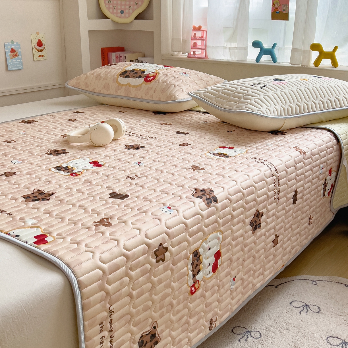 91家纺网 家纺一手货源 找家纺 摩妮卡 2026新款数码大版小清新乳胶凉席床席款三件套-场景二 趣巧小猫咪-咖