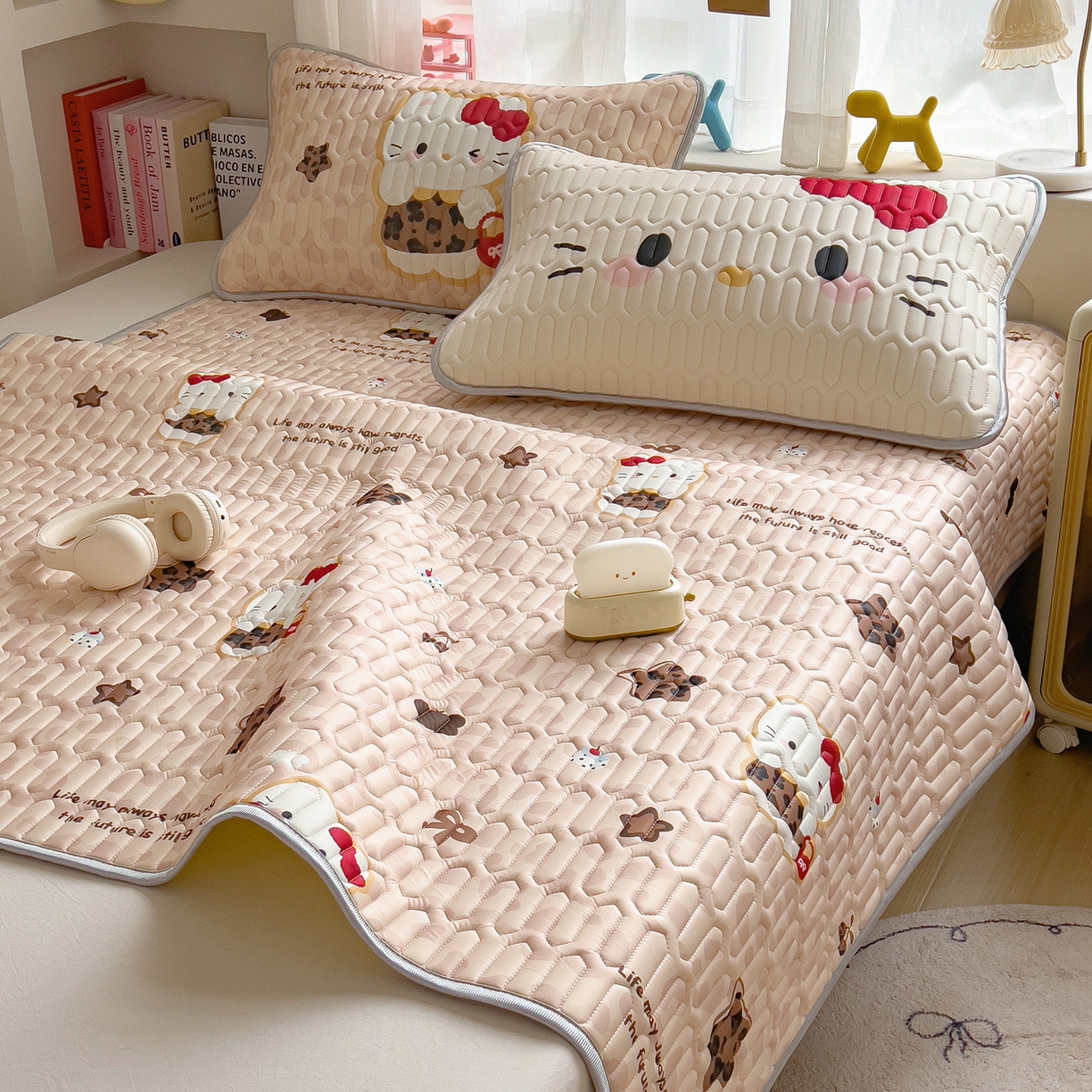 91家纺网 家纺一手货源 找家纺 摩妮卡 2026新款数码大版小清新乳胶凉席床席款三件套-场景二 趣巧小猫咪-咖