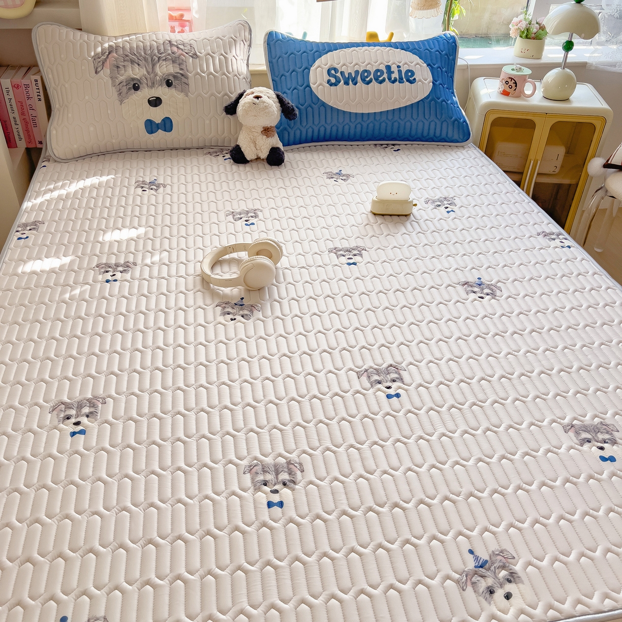 91家纺网 家纺一手货源 找家纺 摩妮卡 2026新款数码大版小清新乳胶凉席床席款三件套-场景二 热情大狗狗