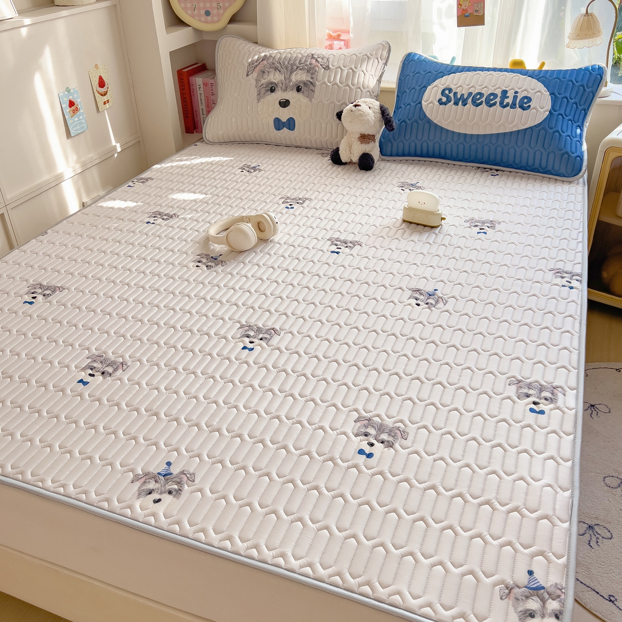 91家纺网 家纺一手货源 找家纺 摩妮卡 2026新款数码大版小清新乳胶凉席床席款三件套-场景二 热情大狗狗