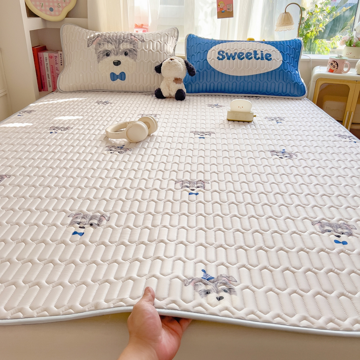 91家纺网 家纺一手货源 找家纺 摩妮卡 2026新款数码大版小清新乳胶凉席床席款三件套-场景二 热情大狗狗