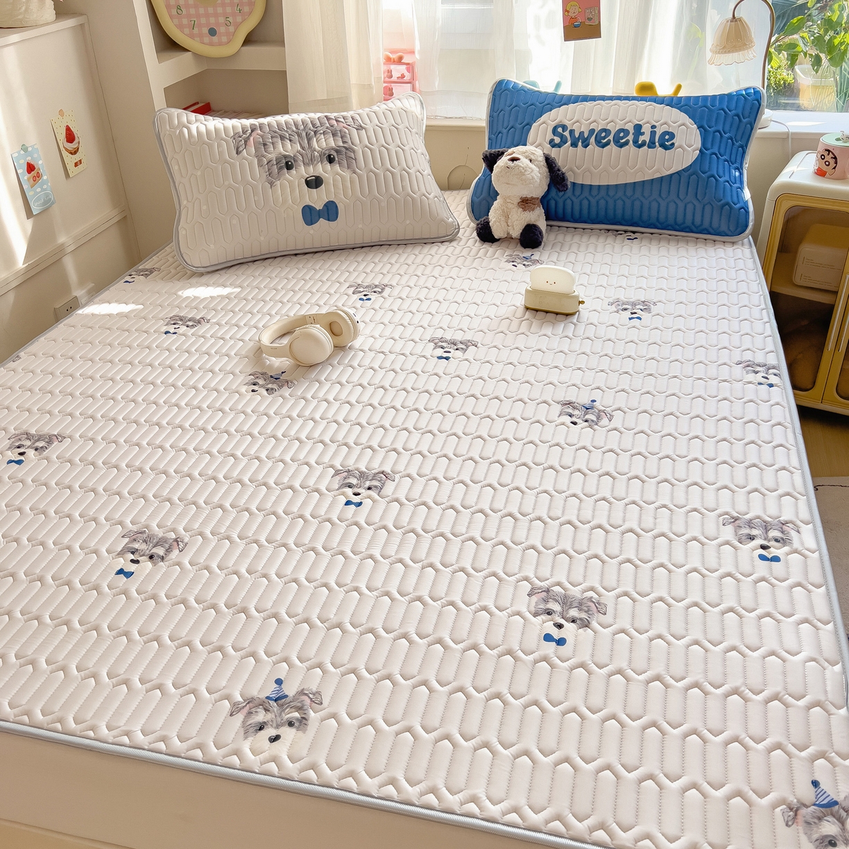 91家纺网 家纺一手货源 找家纺 摩妮卡 2026新款数码大版小清新乳胶凉席床席款三件套-场景二 热情大狗狗