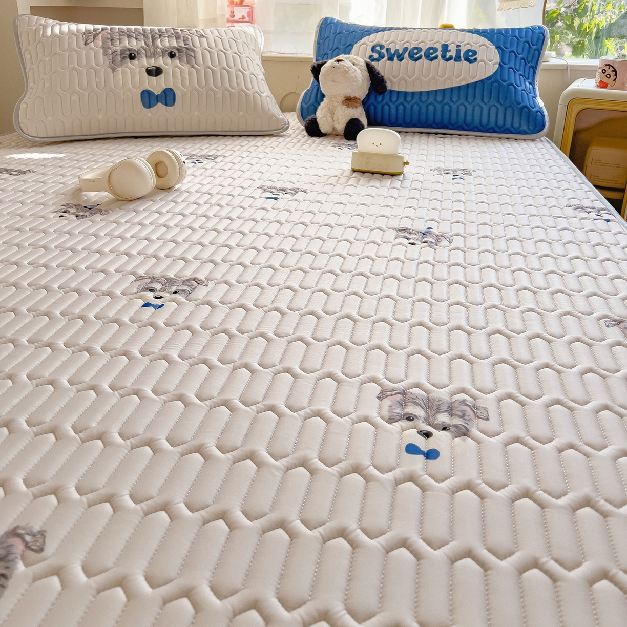 91家纺网 家纺一手货源 找家纺 摩妮卡 2026新款数码大版小清新乳胶凉席床席款三件套-场景二 热情大狗狗