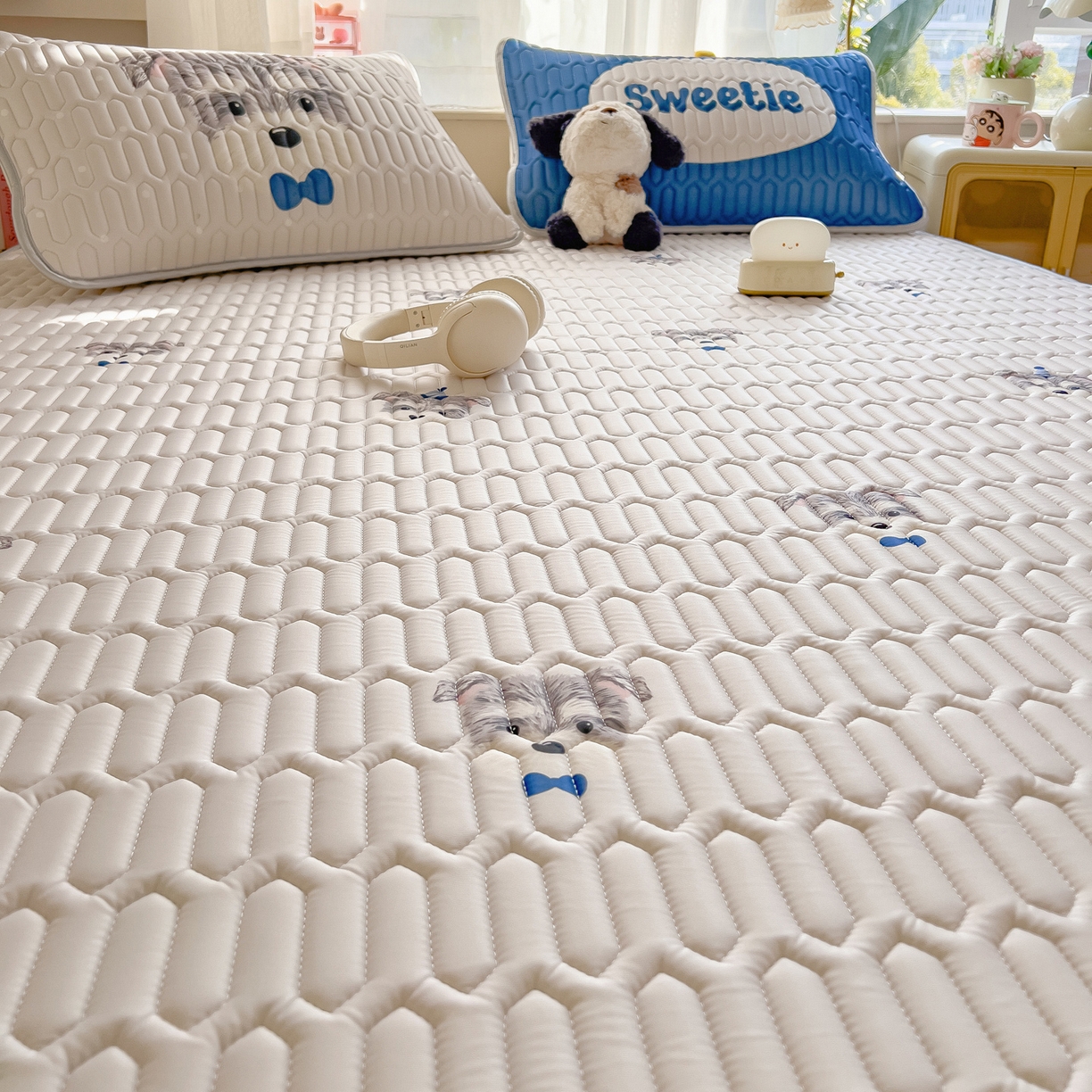 91家纺网 家纺一手货源 找家纺 摩妮卡 2026新款数码大版小清新乳胶凉席床席款三件套-场景二 热情大狗狗