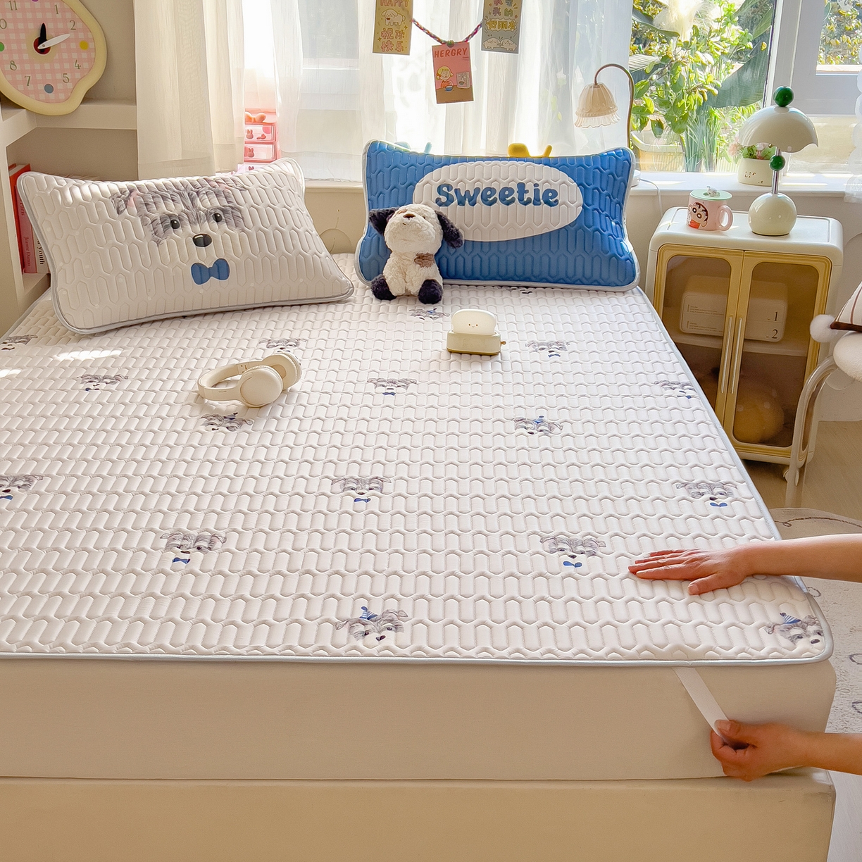 91家纺网 家纺一手货源 找家纺 摩妮卡 2026新款数码大版小清新乳胶凉席床席款三件套-场景二 热情大狗狗