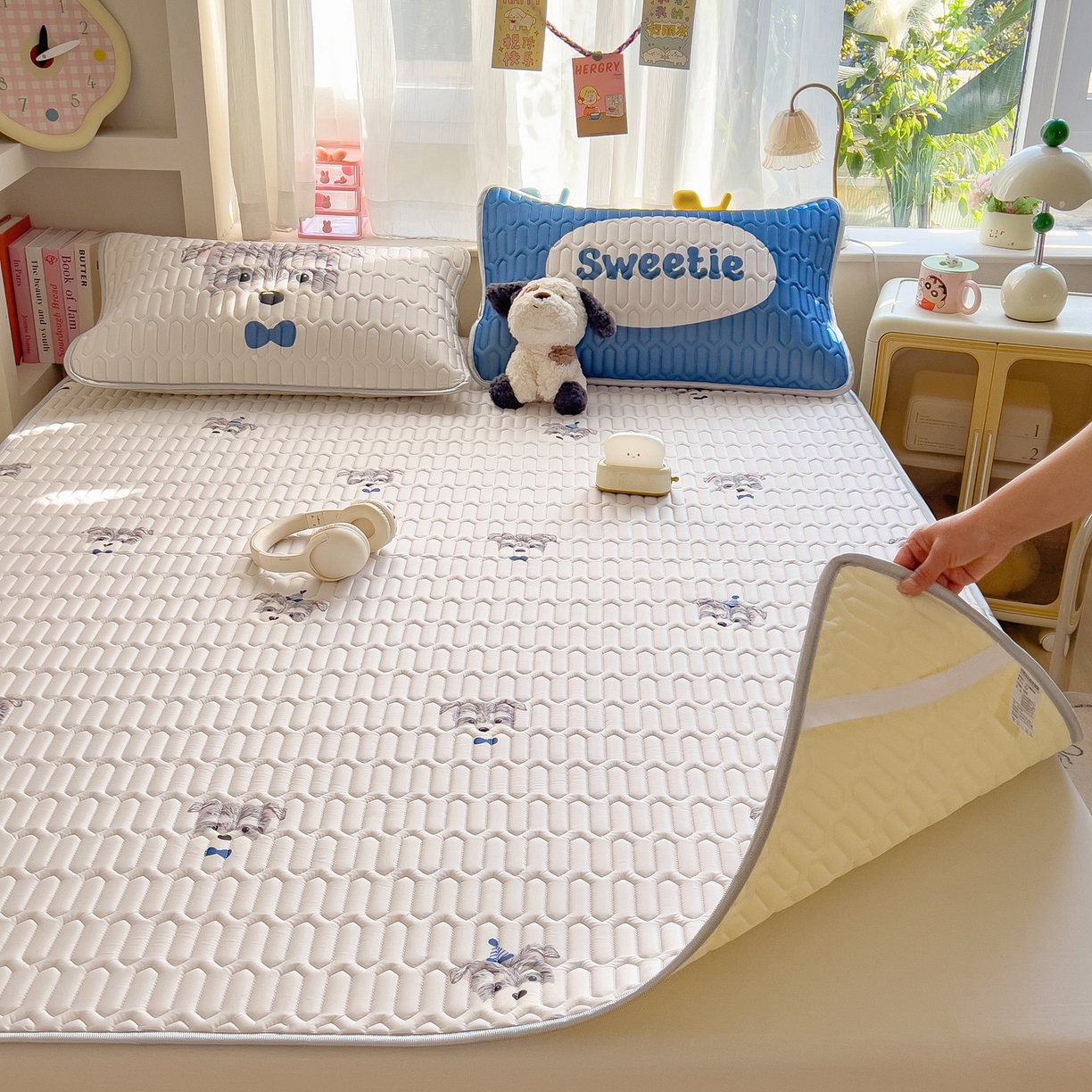 91家纺网 家纺一手货源 找家纺 摩妮卡 2026新款数码大版小清新乳胶凉席床席款三件套-场景二 热情大狗狗