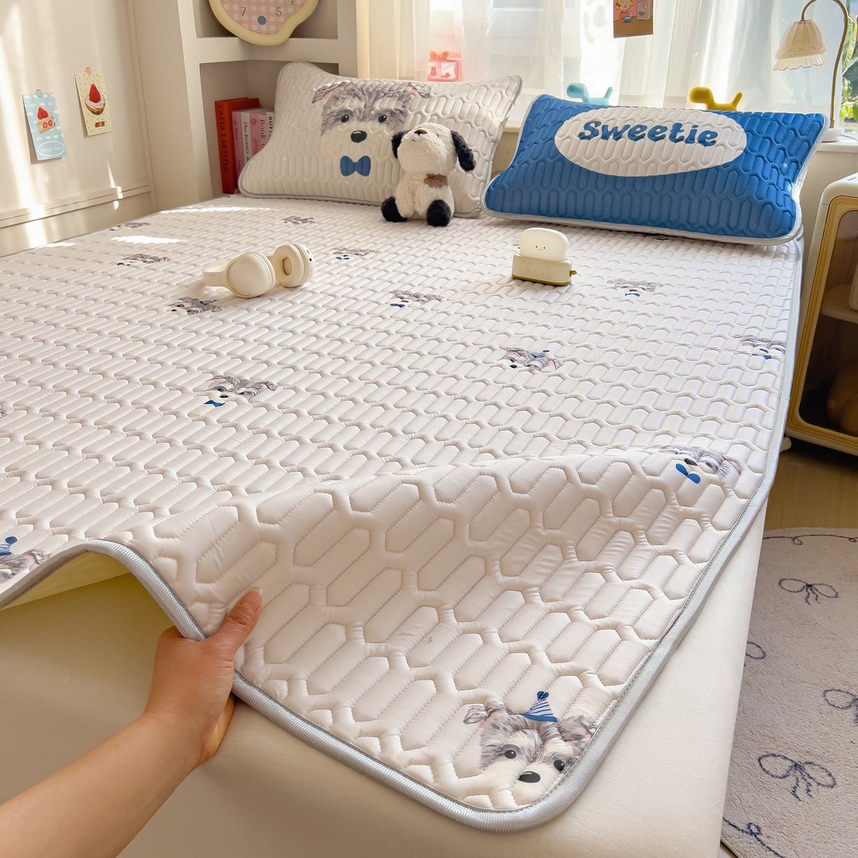 91家纺网 家纺一手货源 找家纺 摩妮卡 2026新款数码大版小清新乳胶凉席床席款三件套-场景二 热情大狗狗