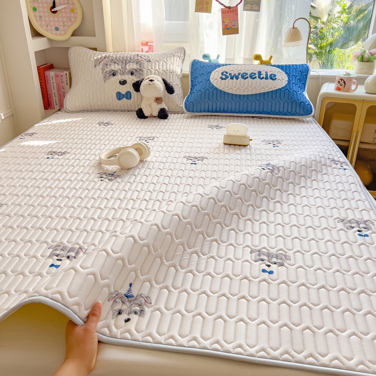 91家纺网 家纺一手货源 找家纺 摩妮卡 2026新款数码大版小清新乳胶凉席床席款三件套-场景二 热情大狗狗