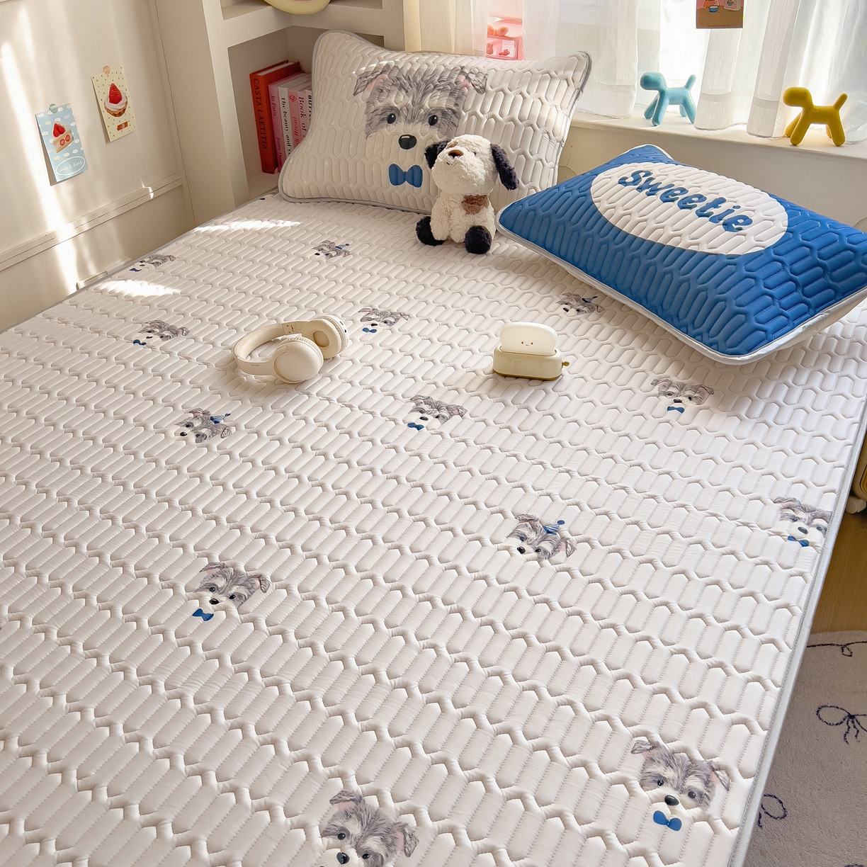 91家纺网 家纺一手货源 找家纺 摩妮卡 2026新款数码大版小清新乳胶凉席床席款三件套-场景二 热情大狗狗