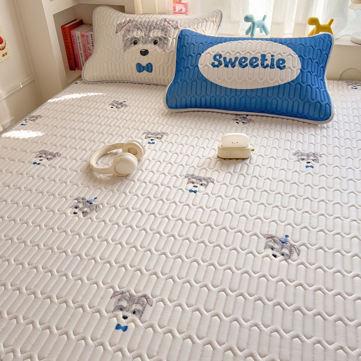 91家纺网 家纺一手货源 找家纺 摩妮卡 2026新款数码大版小清新乳胶凉席床席款三件套-场景二 热情大狗狗