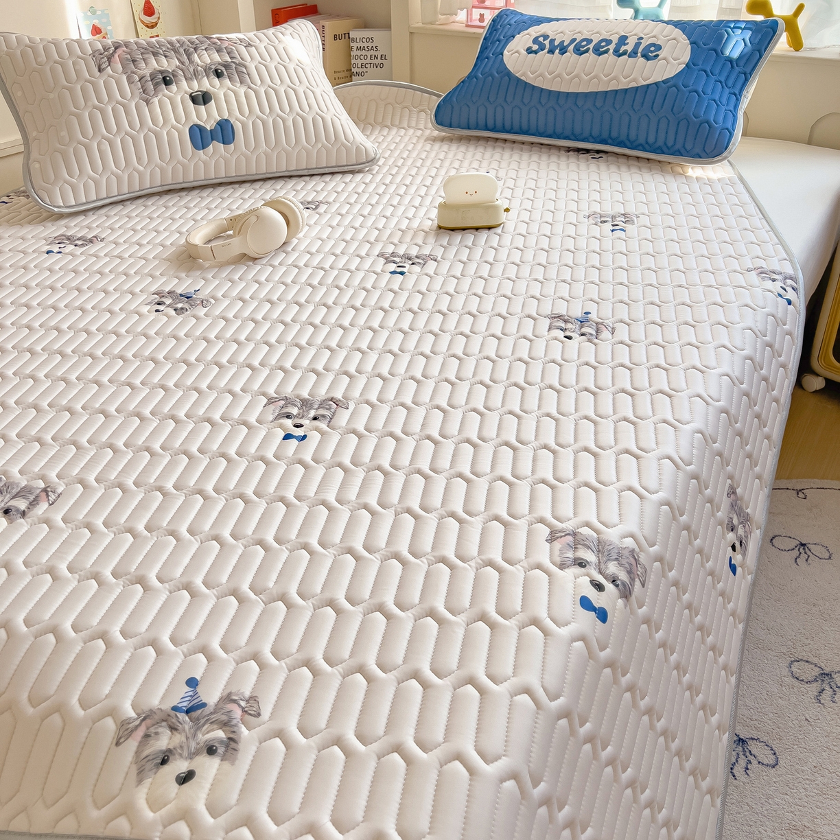 91家纺网 家纺一手货源 找家纺 摩妮卡 2026新款数码大版小清新乳胶凉席床席款三件套-场景二 热情大狗狗