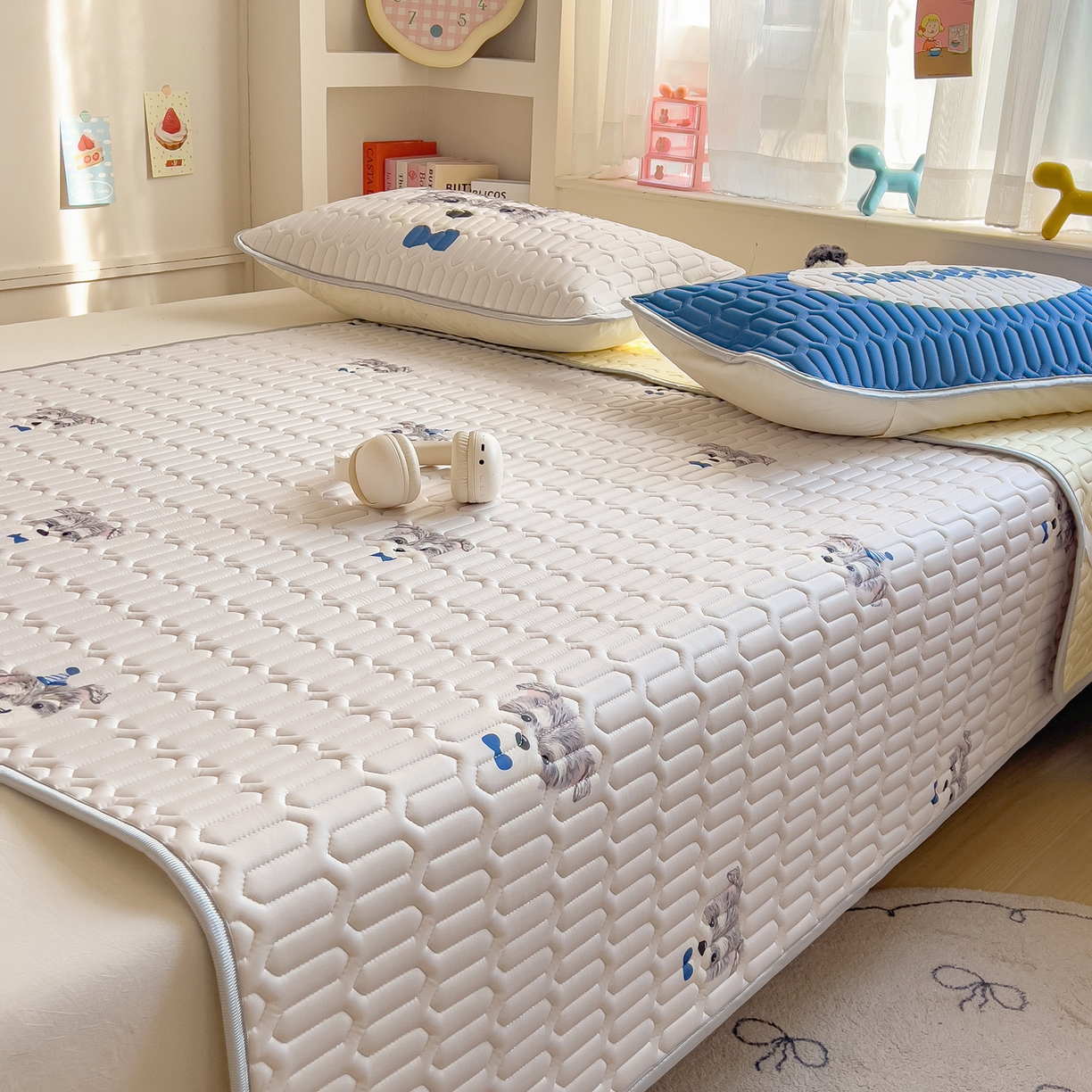 91家纺网 家纺一手货源 找家纺 摩妮卡 2026新款数码大版小清新乳胶凉席床席款三件套-场景二 热情大狗狗