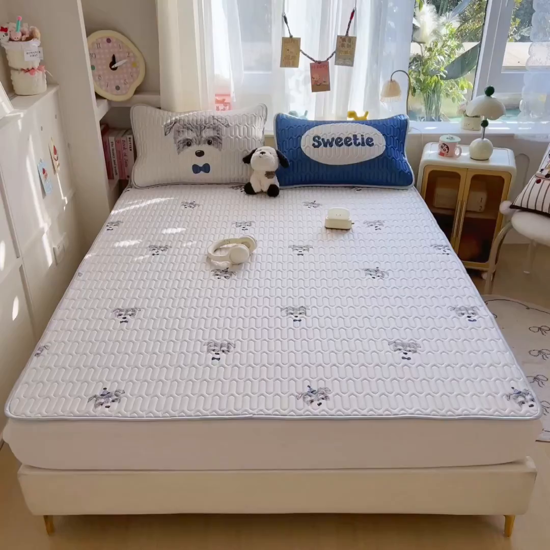 91家纺网 家纺一手货源 找家纺 摩妮卡 2026新款数码大版小清新乳胶凉席床席款三件套-场景二 热情大狗狗