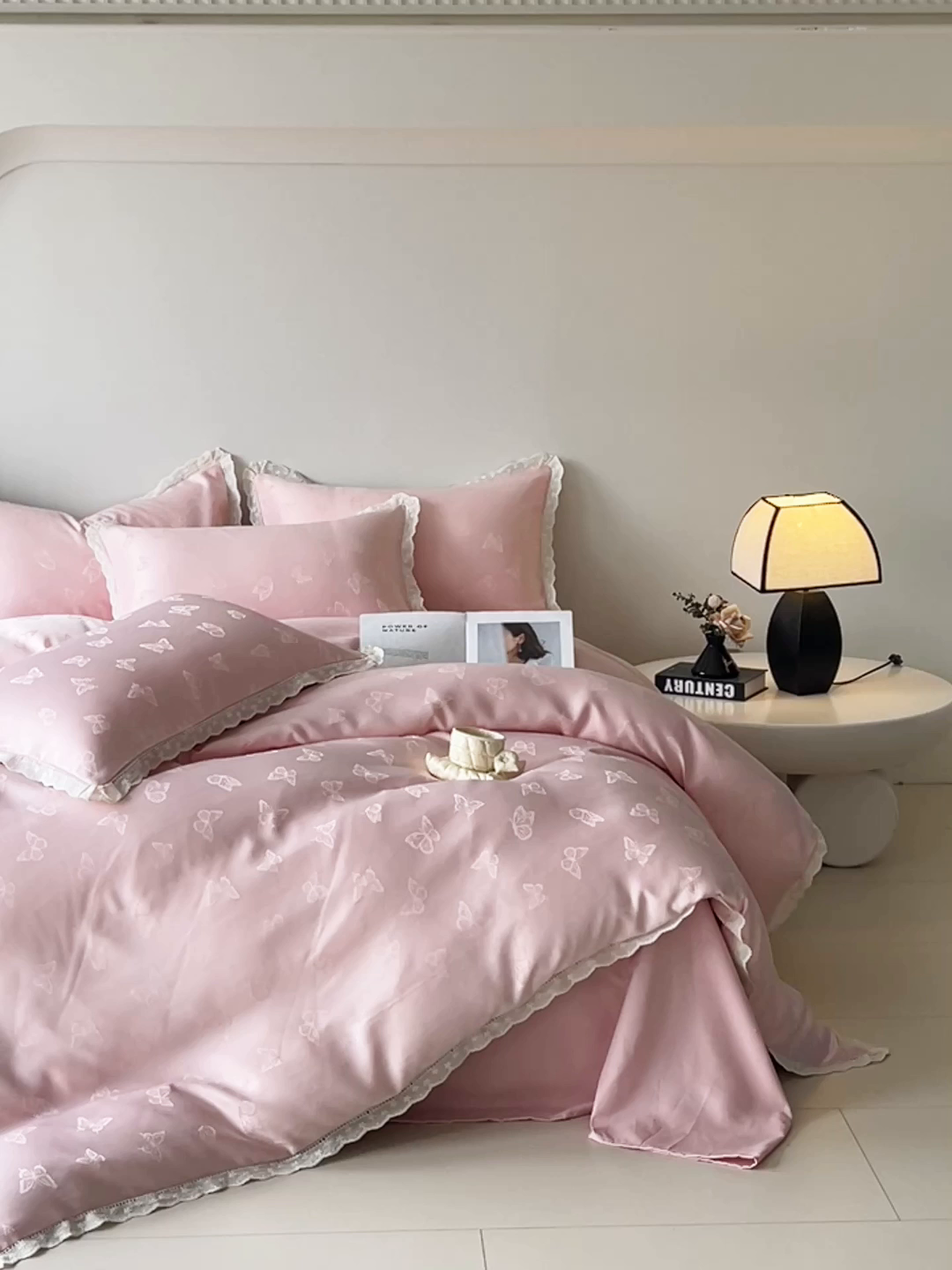 91家纺网 家纺一手货源 找家纺 大麦乐田 2026春夏新款贡缎提花花边双拼四件套 蝴蝶 香粉玉