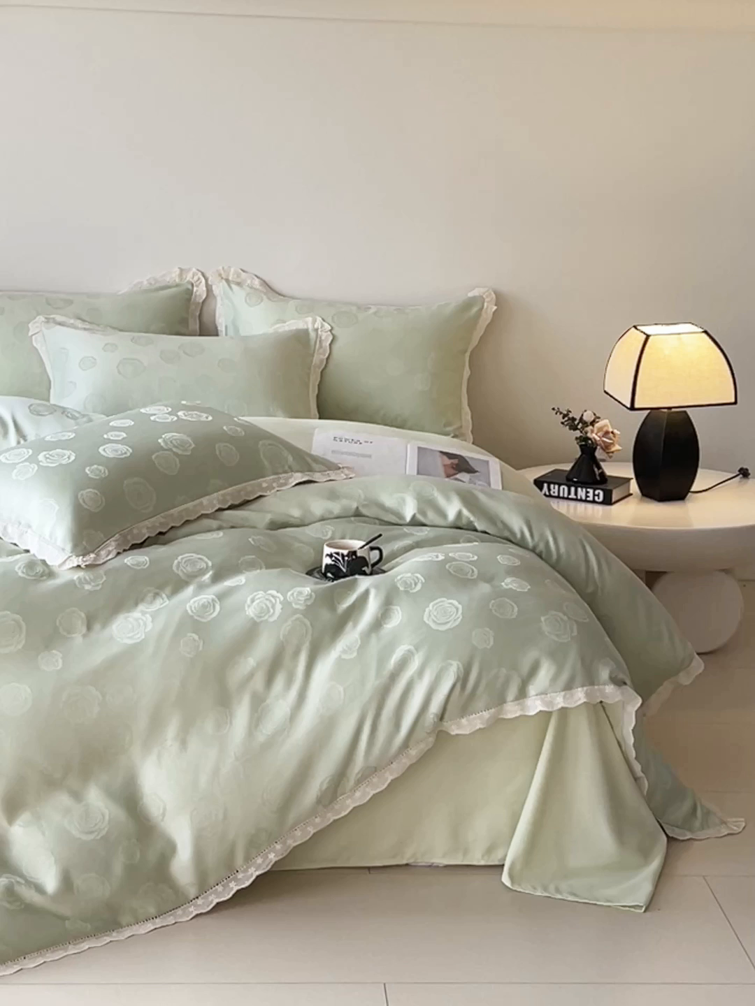 91家纺网 家纺一手货源 找家纺 大麦乐田 2026春夏新款贡缎提花花边双拼四件套 玫瑰 奶油绿