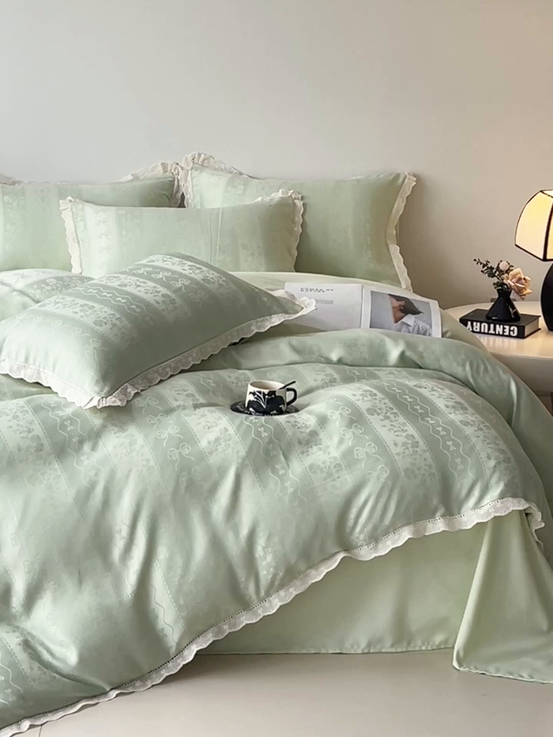 91家纺网 家纺一手货源 找家纺 大麦乐田 2026春夏新款贡缎提花花边双拼四件套 恬梦 奶油绿