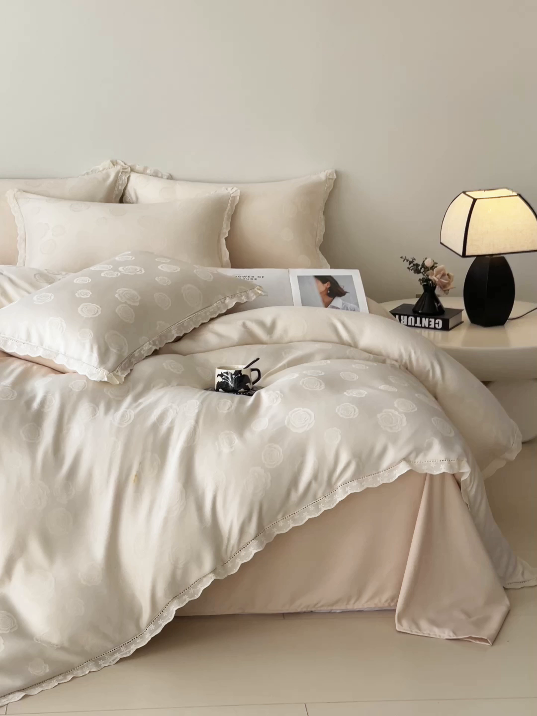 91家纺网 家纺一手货源 找家纺 大麦乐田 2026春夏新款贡缎提花花边双拼四件套 玫瑰 奶白米