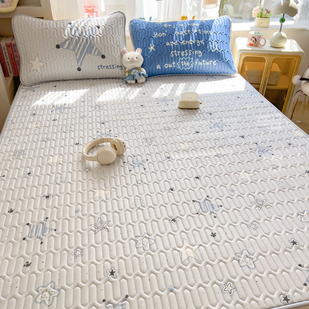 91家纺网 家纺一手货源 找家纺 摩妮卡 2026新款数码大版小清新乳胶凉席床席款三件套-场景二 睡眠时光