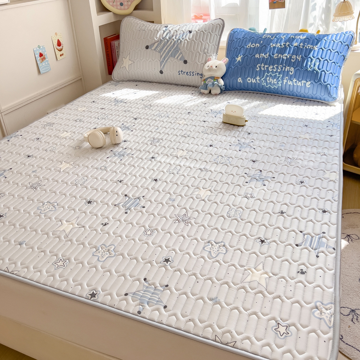 91家纺网 家纺一手货源 找家纺 摩妮卡 2026新款数码大版小清新乳胶凉席床席款三件套-场景二 睡眠时光