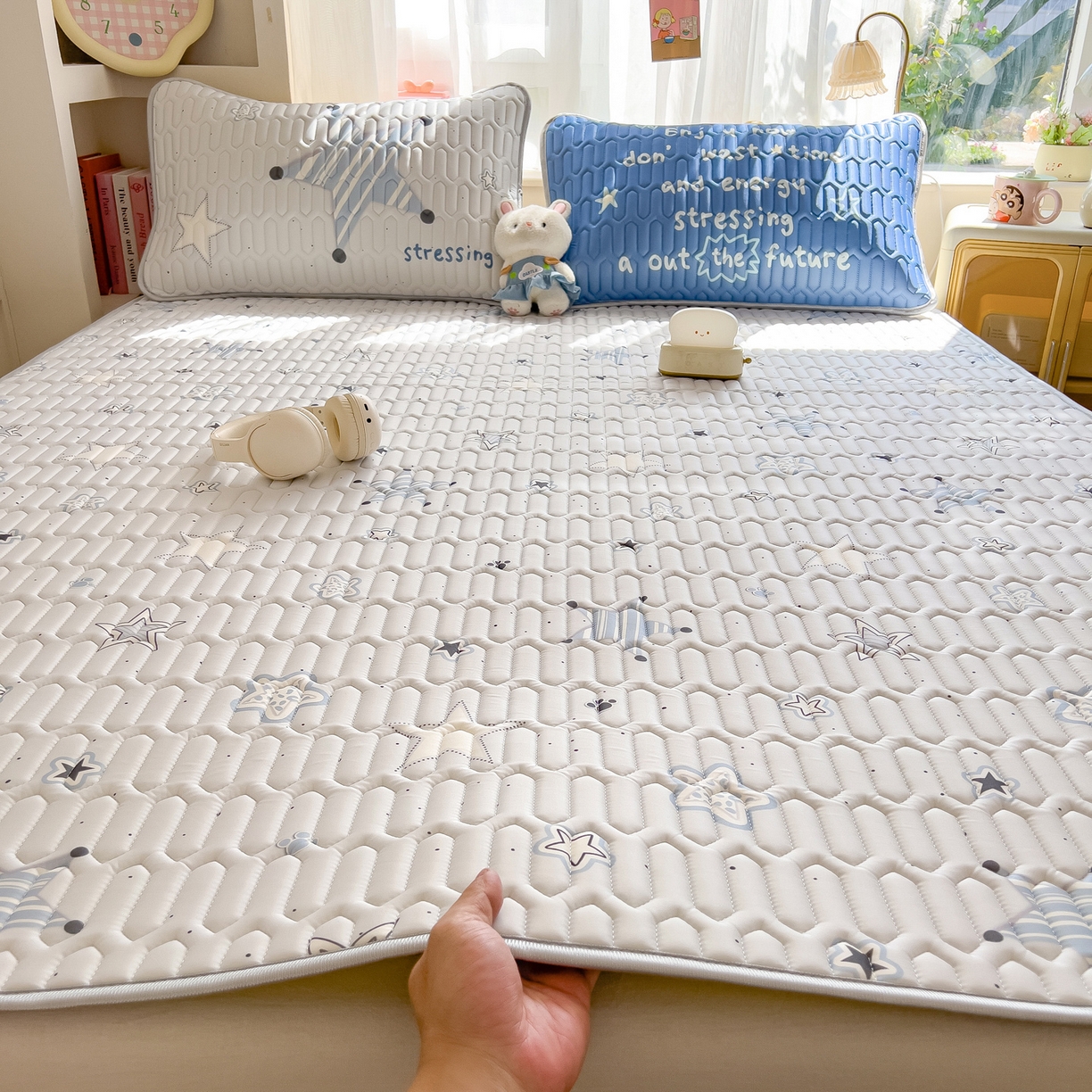 91家纺网 家纺一手货源 找家纺 摩妮卡 2026新款数码大版小清新乳胶凉席床席款三件套-场景二 睡眠时光