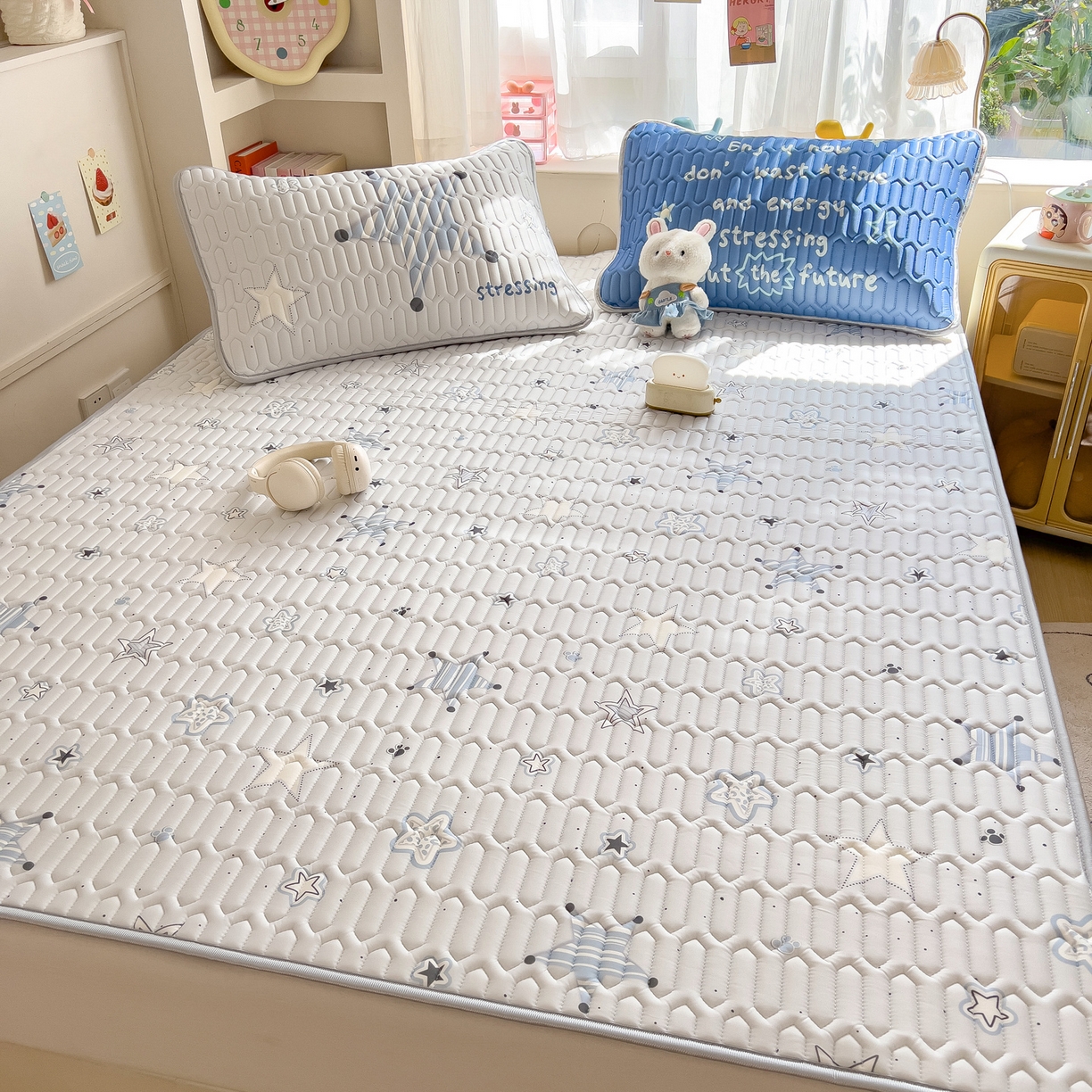 91家纺网 家纺一手货源 找家纺 摩妮卡 2026新款数码大版小清新乳胶凉席床席款三件套-场景二 睡眠时光