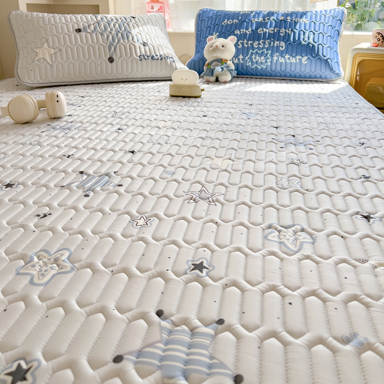 91家纺网 家纺一手货源 找家纺 摩妮卡 2026新款数码大版小清新乳胶凉席床席款三件套-场景二 睡眠时光