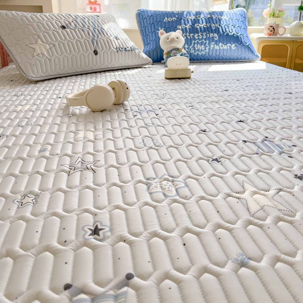 91家纺网 家纺一手货源 找家纺 摩妮卡 2026新款数码大版小清新乳胶凉席床席款三件套-场景二 睡眠时光