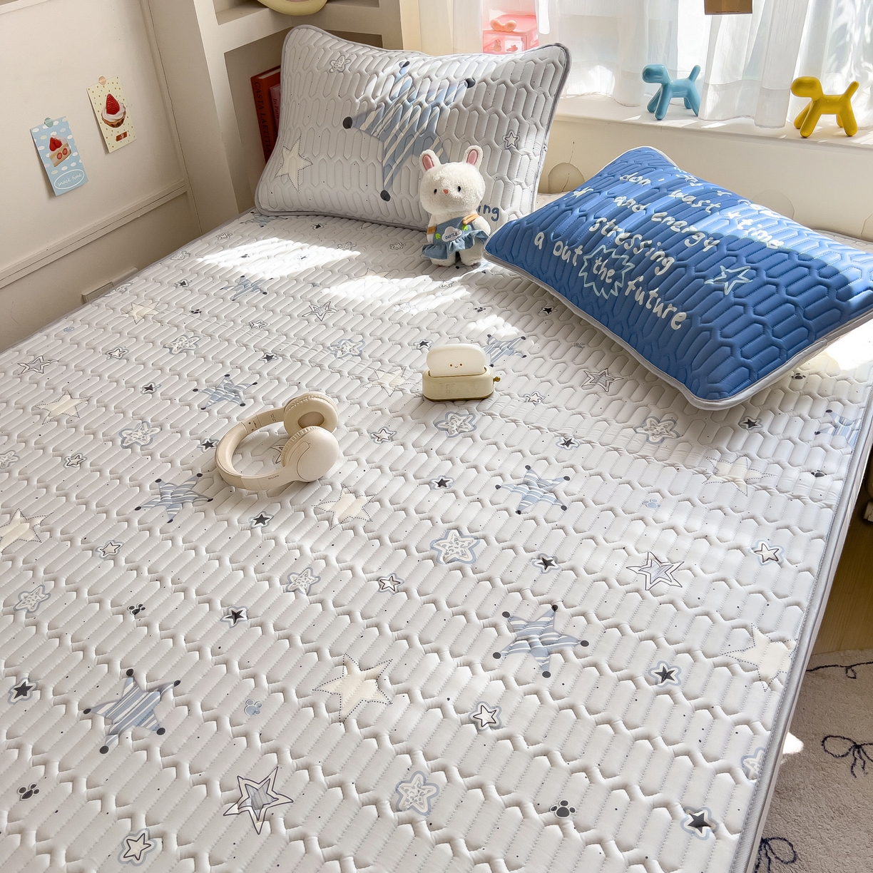 91家纺网 家纺一手货源 找家纺 摩妮卡 2026新款数码大版小清新乳胶凉席床席款三件套-场景二 睡眠时光