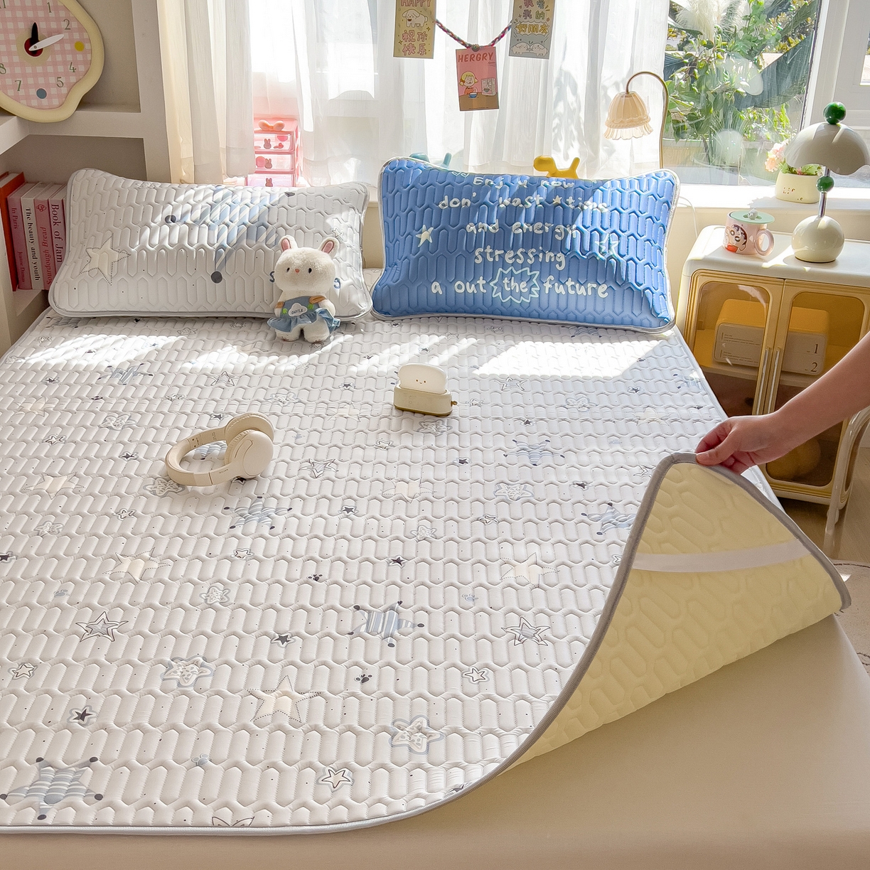 91家纺网 家纺一手货源 找家纺 摩妮卡 2026新款数码大版小清新乳胶凉席床席款三件套-场景二 睡眠时光