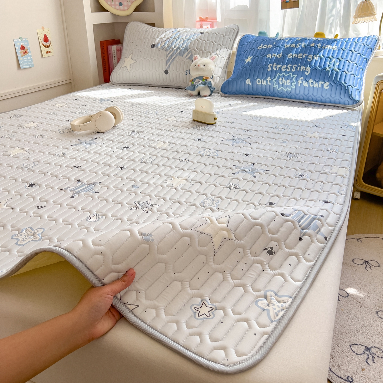 91家纺网 家纺一手货源 找家纺 摩妮卡 2026新款数码大版小清新乳胶凉席床席款三件套-场景二 睡眠时光