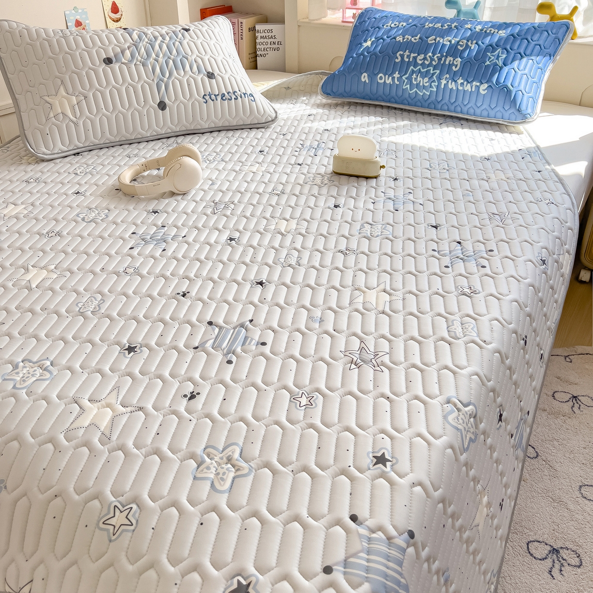 91家纺网 家纺一手货源 找家纺 摩妮卡 2026新款数码大版小清新乳胶凉席床席款三件套-场景二 睡眠时光