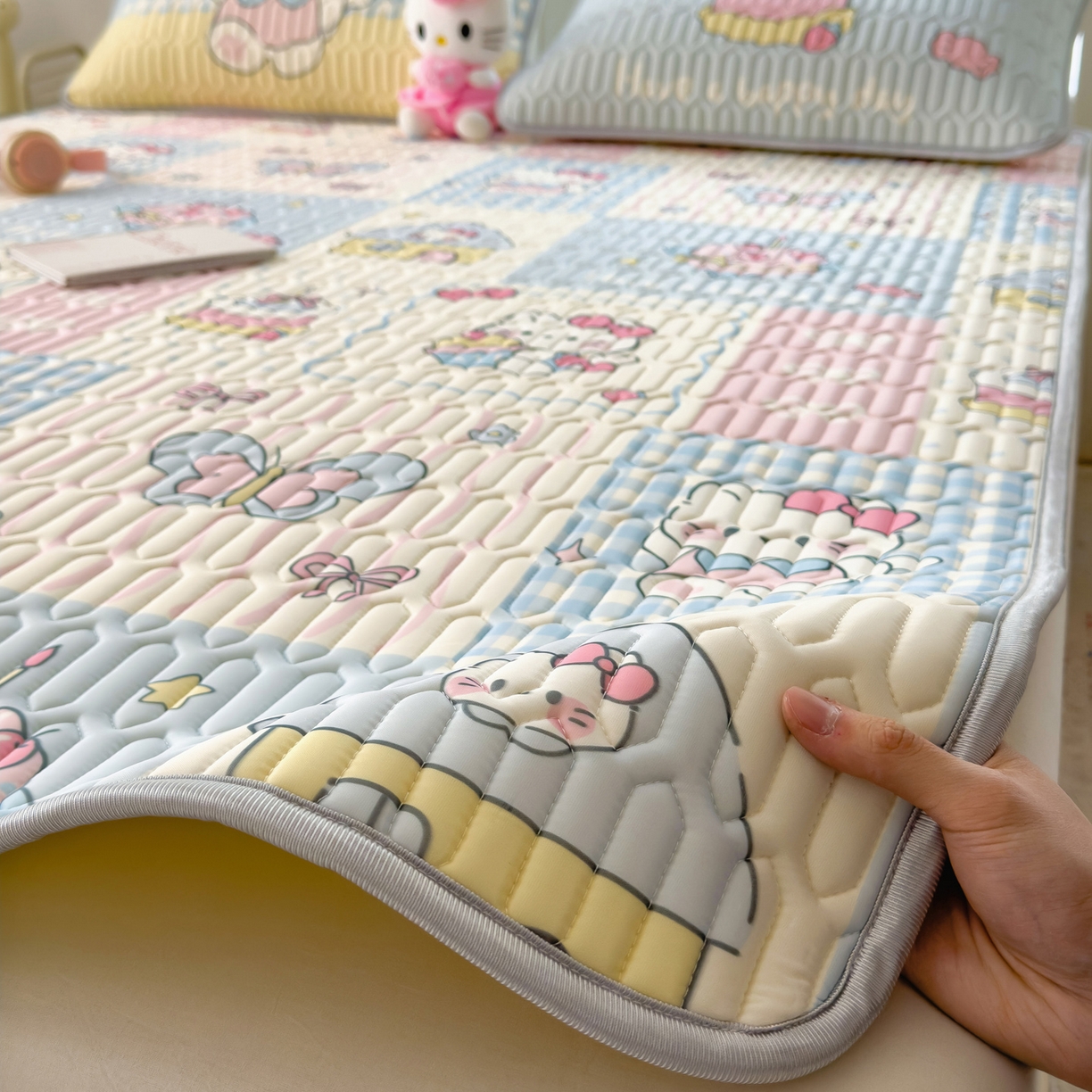 91家纺网 家纺一手货源 找家纺 摩妮卡 2026新款数码大版小清新乳胶凉席床席款三件套-场景二 甜蜜邂逅