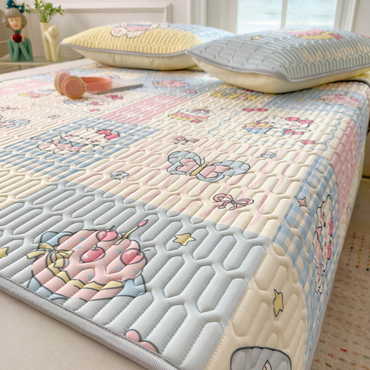 91家纺网 家纺一手货源 找家纺 摩妮卡 2026新款数码大版小清新乳胶凉席床席款三件套-场景二 甜蜜邂逅