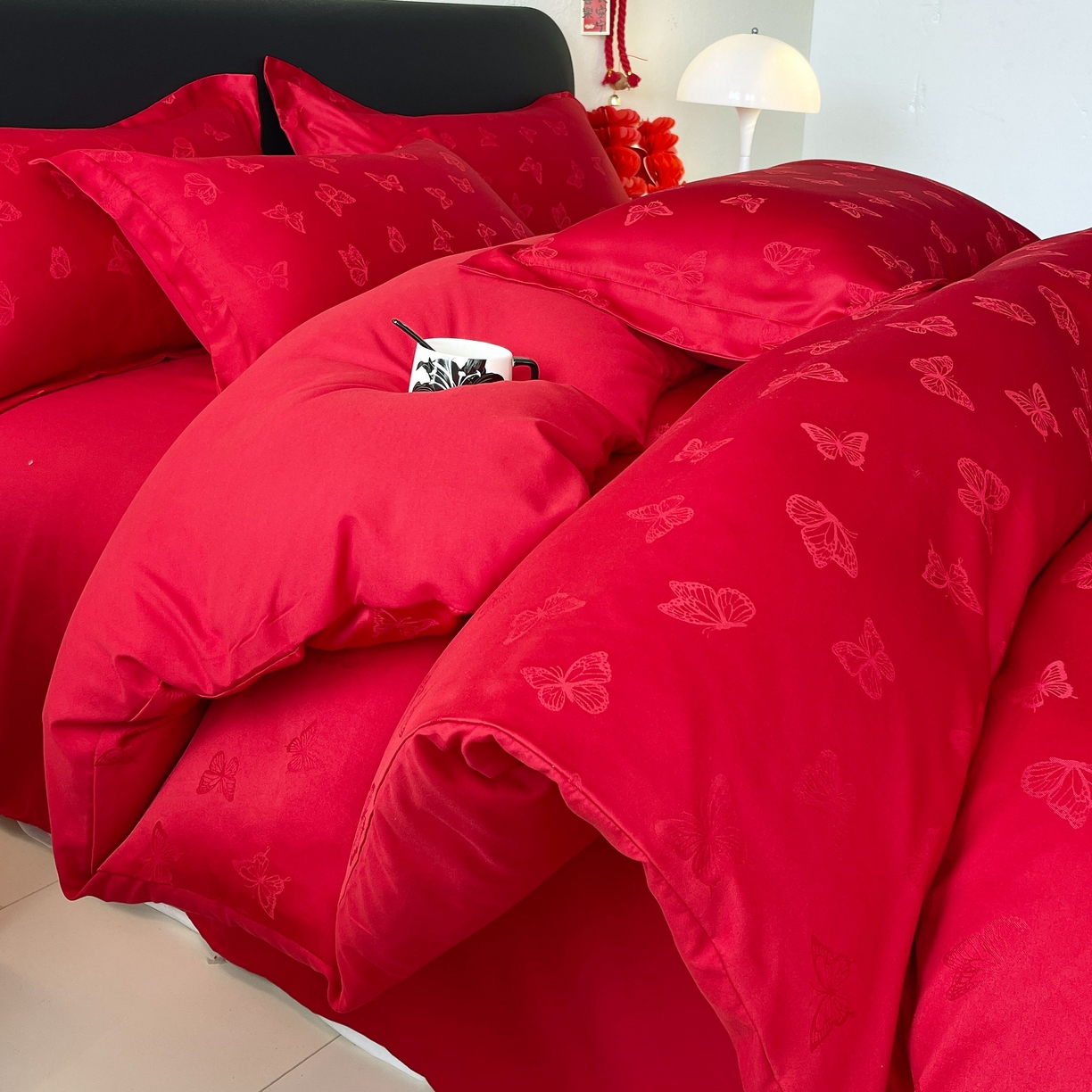 91家纺网 家纺一手货源 找家纺 大麦乐田 2026春夏新款贡缎提花大红四件套 蝴蝶   