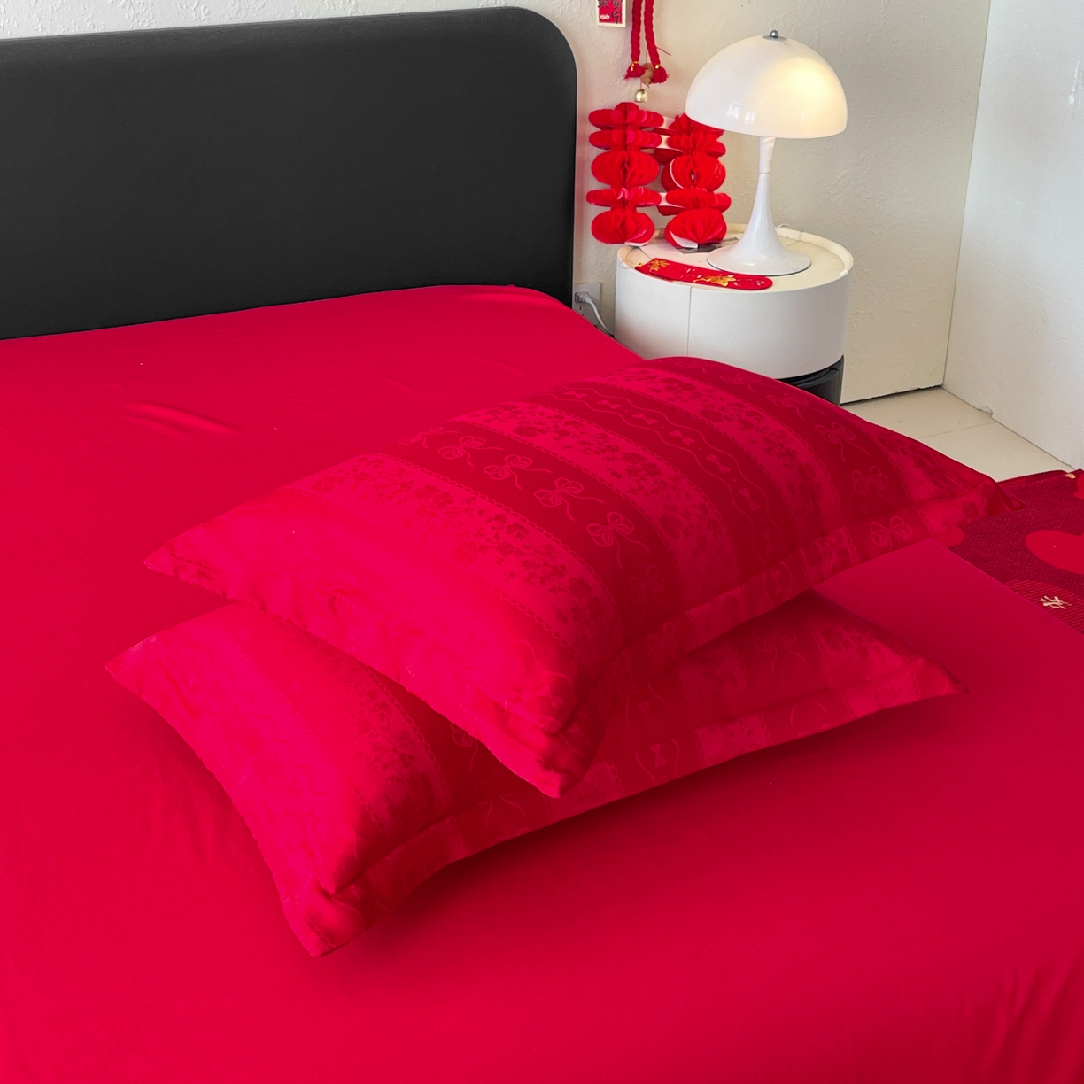 91家纺网 家纺一手货源 找家纺 大麦乐田 2026春夏新款贡缎提花大红四件套 恬梦