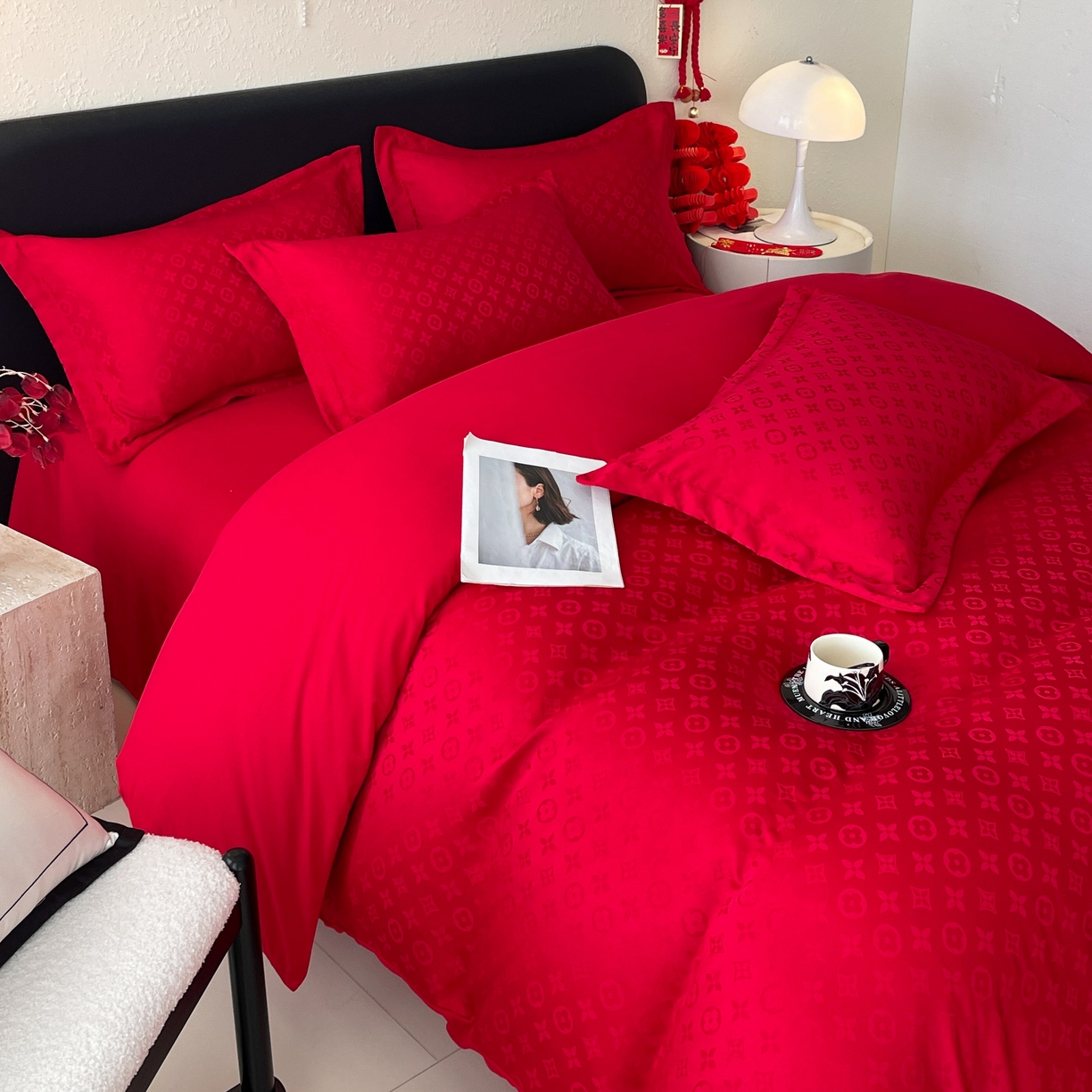 91家纺网 家纺一手货源 找家纺 大麦乐田 2026春夏新款贡缎提花大红四件套 路易