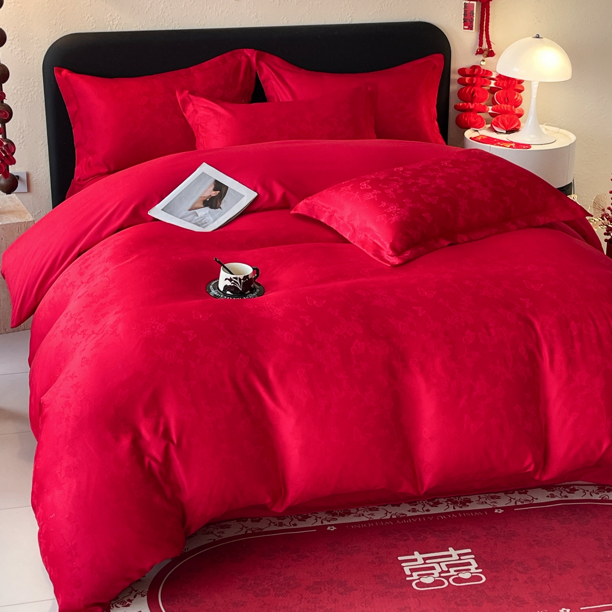 91家纺网 家纺一手货源 找家纺 大麦乐田 2026春夏新款贡缎提花大红四件套 爱草