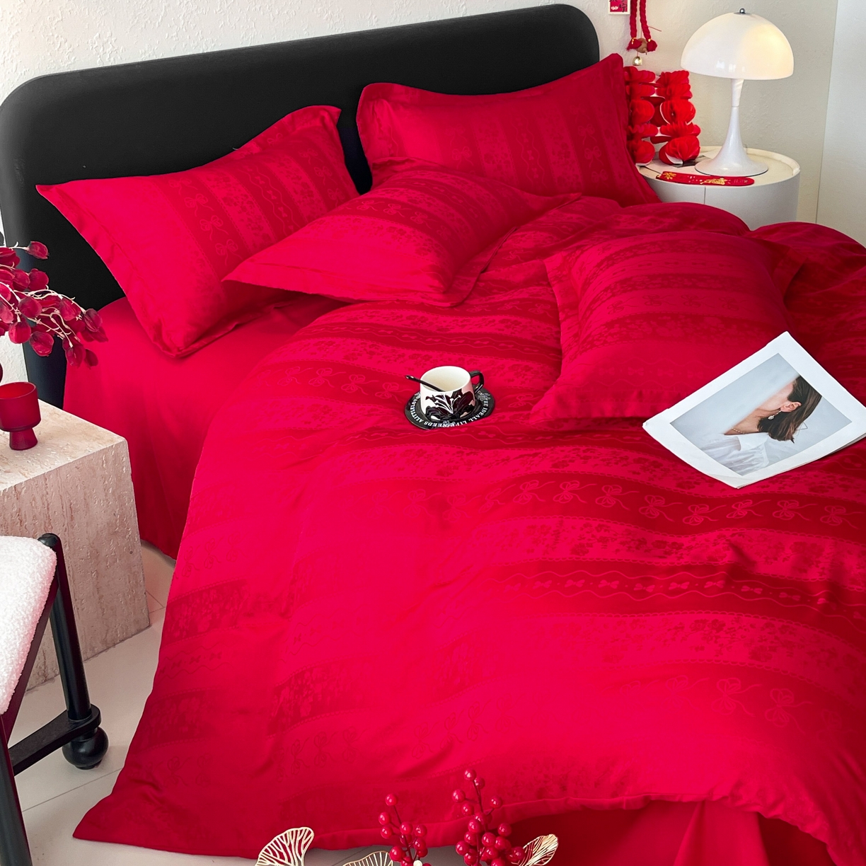 91家纺网 家纺一手货源 找家纺 大麦乐田 2026春夏新款贡缎提花大红四件套 恬梦