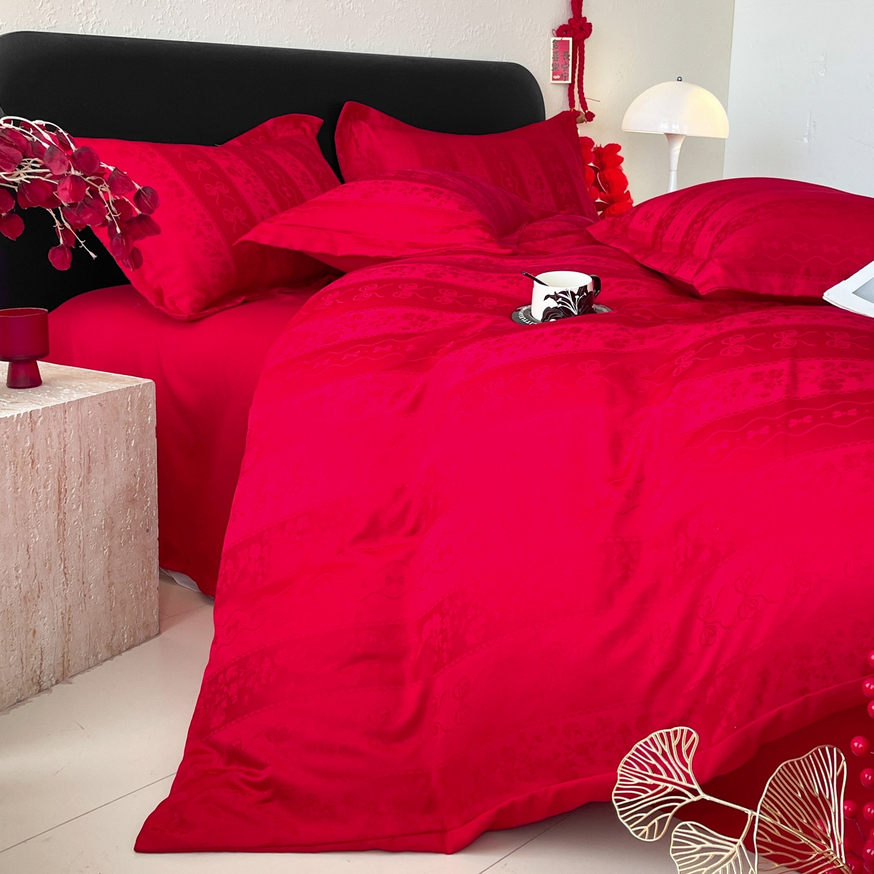 91家纺网 家纺一手货源 找家纺 大麦乐田 2026春夏新款贡缎提花大红四件套 恬梦