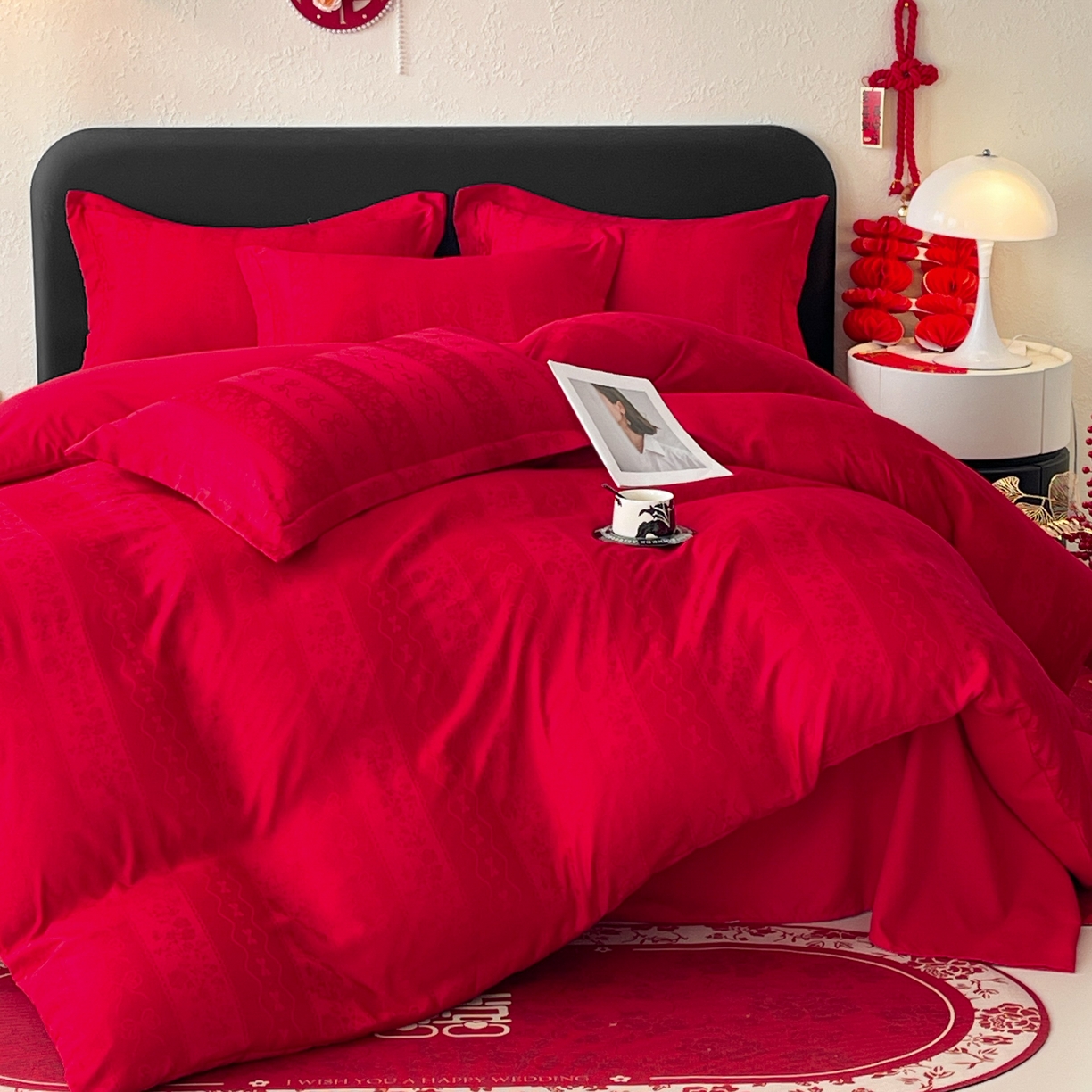 91家纺网 家纺一手货源 找家纺 大麦乐田 2026春夏新款贡缎提花大红四件套 恬梦