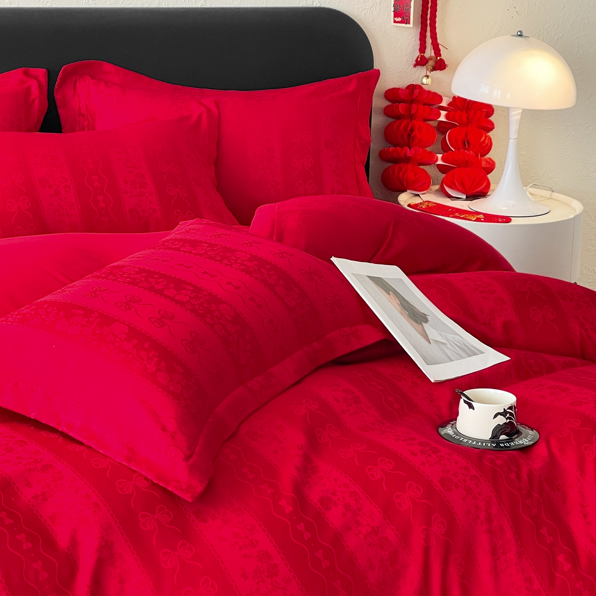 91家纺网 家纺一手货源 找家纺 大麦乐田 2026春夏新款贡缎提花大红四件套 恬梦